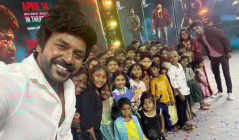 சிறுவர்களுடன் ராகவா லாரன்ஸ் | படம்: ட்விட்டர்