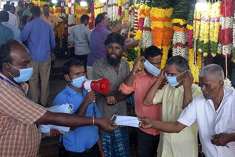 முகக்கவசம் அணிவோம் தொற்றிலிருந்து தற்காத்துக் கொள்வோம்