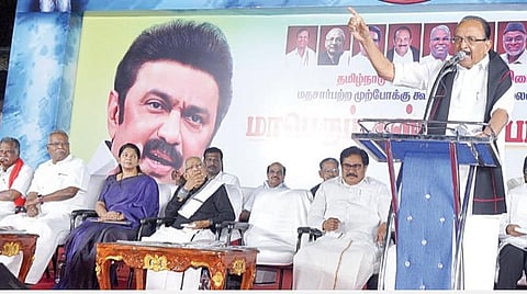 ஆளுநருக்கு எதிரான கண்டன பொதுக்கூட்டம் சென்னை சைதாப்பேட்டை, தேரடி திடலில் நேற்று நடைபெற்றது. இதில், எம்.பி.க்கள் டி.ஆர்.பாலு, கனிமொழி, தமிழச்சி தங்கபாண்டியன், சு.திருநாவுக்கரசர், மார்க்சிஸ்ட் மாநிலச் செயலாளர் கே.பாலகிருஷ்ணன், இந்திய கம்யூனிஸ்ட் மாநில செயலாளர் இரா.முத்தரசன், மதிமுக பொதுச்செயலாளர் வைகோ,  தி.க. தலைவர் கி.வீரமணி, தமிழக வாழ்வுரிமை கட்சி தலைவர் வேல்முருகன் உள்ளிட்டோர் பங்கேற்றனர். படம்: ம.பிரபு