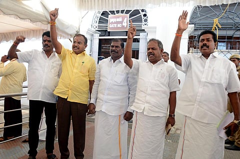 வன்னியர் இடஒதுக்கீடு விவகாரம்: சட்டப்பேரவையில் இருந்து பாமக வெளிநடப்பு