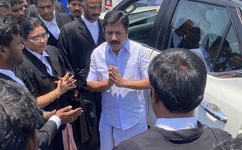 திண்டிவனம் ஒருங்கிணைந்த நீதிமன்ற வளாகத்திற்கு ஆஜராக வந்த முன்னாள் அமைச்சர் சி.வி.சண்முகம்