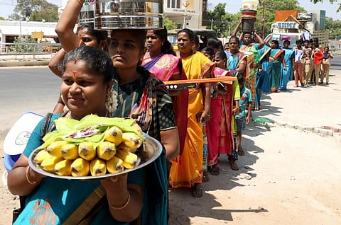 மதுரை உத்தங்குடி மாநகராட்சி நடுநிலைப் பள்ளிக்கு தேவையான பொருட்களை மாணவர்களின் பெற்றோர்கள் வழங்கினர். | படங்கள்: நா.தங்கரத்தினம்