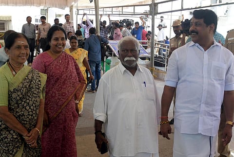 அமித் ஷா குறித்து பேசியதை நீக்காததால் பாஜக எம்எல்ஏக்கள் வெளிநடப்பு