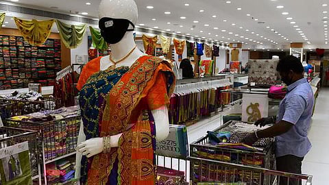 கடைகள், நிறுவனங்களில் பணியாளர்களுக்கு குடிநீர், கழிப்பறை, ஓய்வறை வசதி: சட்டத்திருத்த மசோதா பேரவையில் தாக்கல்