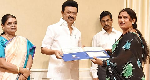 2023-ஆம் ஆண்டிற்கான சிறந்த திருநங்கை விருதை தமிழக முதல்வரிடம் பெறும் ஐஸ்வர்யா