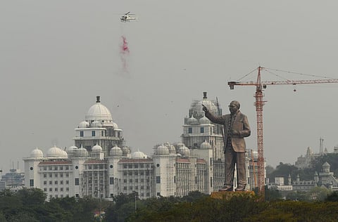 ஹைதராபாத்தில் நிறுவப்பட்டுள்ள அம்பேத்கரின்  125 அடி உயர வெங்கல சிலை | படம்: ஜி.ராமகிருஷ்ணா