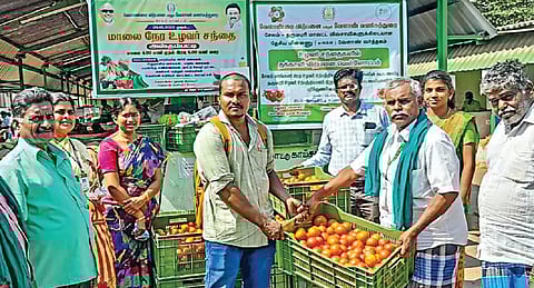 தருமபுரி விவசாயிகளிடம்  கொள்முதல் செய்த தக்காளியை சேலம் அஸ்தம்பட்டி உழவர் சந்தையில் விற்பனைக்கு வாங்கிய விவசாயிகள் . உடன் சேலம் மாவட்ட வேளாண்மை விற்பனை மற்றும் வேளாண் வணிகத்துறை துணை இயக்குநர் பாலசுப்ரமணியன்.