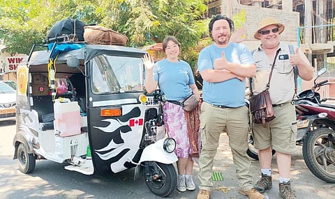 மகன் நிக்கோலஸ் மற்றும் மகள் வில்லியன் ஆகியோருடன் ஆட்டோவில் வலம் வரும் கனடாவைச் சேர்ந்த கிளிண்டன்.