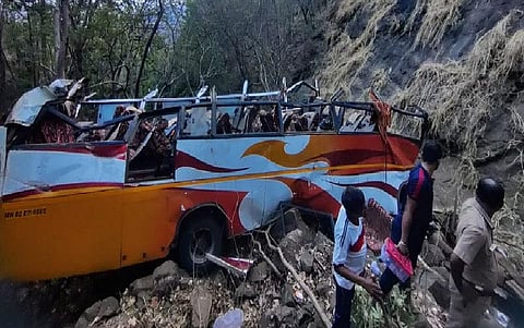 மகாராஷ்டிராவில் பேருந்து கவிழ்ந்து விபத்து: 12 பேர் பலி; காயம் 27