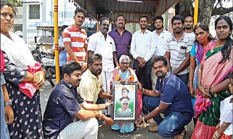 ‘மை தருமபுரி’ அமைப்பு சார்பில் நடந்த முப்பெரும் விழாவில், நேதாஜி படைப்பிரிவில் இடம்பெற்றிருந்த சிவகாமியம்மாவை பொன்னாடை போர்த்தி கவுரவித்தனர்