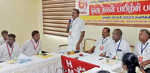 கோவை சிங்காநல்லூரில் ‘எச்எம்எஸ்’ கட்டுமானம், அமைப்பு சாரா பேரவை சார்பில் நடைபெற்ற பயிற்சிப் பட்டறையில் பேசிய ‘எச்எம்எஸ்’ மாநில செயலாளர் ராஜாமணி.