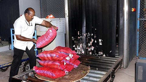 ‘விஷு’ பண்டிகை: விமானத்தில் கோவையில் இருந்து ஷார்ஜாவுக்கு 14 டன் காய்கறிகள் ஏற்றுமதி