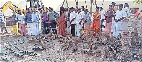 சீர்காழி சட்டைநாதர் கோயிலில் நேற்று கண்டெடுக்கப்பட்ட உலோக சுவாமி சிலைகள், பூஜை பொருட்கள்.