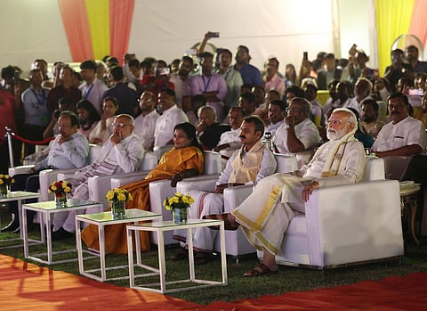 டெல்லியில் மத்திய அமைச்சர் எல்.முருகன் இல்லத்தில் கடந்த வெள்ளிக்கிழமை நடைபெற்ற தமிழ்ப் புத்தாண்டு விழா கொண்டாட்டத்தில் பிரதமர் மோடி, தெலங்கானா ஆளுநர் தமிழிசை சவுந்தரராஜன் உள்ளிட்டோர் கலந்துகொண்டனர்.  படம்: பிடிஐ