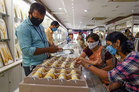 ஏப்.17, 2023 | தங்கம் விலையில் மாற்றமில்லை; சவரனுக்கு ரூ..45,200-க்கு விற்பனை