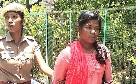 ஆட்சியர் அலுவலகத்தில் பெட்ரோல் கேனுடன் வந்த பாண்டீஸ்வரியை அழைத்துச் செல்லும் காவலர்