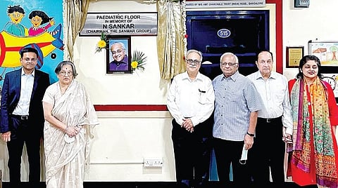 சன்மார் குழுமத்தின் தலைவர் என்.சங்கரின் முதலாமாண்டு நினைவு நாளையொட்டி, சங்கரா நேத்ராலயா மருத்துவமனையின் குழந்தைகள் சிகிச்சைப் பிரிவுக்கு என்.சங்கரின் பெயர் சூட்டப்பட்டது. இந்த பெயர் பலகையை ‘இந்து’ என்.ராம் திறந்துவைத்தார். இந்த நிகழ்ச்சியில், என்.சங்கரின் குடும்ப உறுப்பினர்கள் சந்திரா சங்கர், விஜய் சங்கர், மாதுரிகா சங்கர், குமார், சங்கரா நேத்ராலயா மருத்துவமனையின் தலைவர்டி.எஸ்.சுரேந்தர் உள்ளிட்டோர் கலந்து கொண்டனர்.படம்: ம.பிரபு