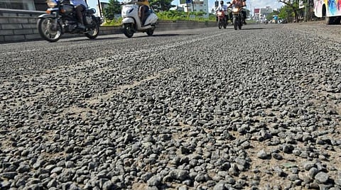 திருவள்ளூர் | 17 கி.மீ. தூரத்துக்கு நடந்துவரும் சென்னை - திருப்பதி சாலை பணிகள் ஆய்வு: புலம்பெயர்ந்த தொழிலாளர்களிடம் ஆட்சியர் குறை கேட்டார்