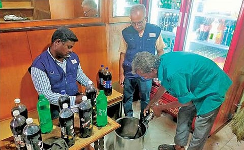 கோவையில் உள்ள ஒரு கடையில் காலாவதியான நிலையில் விற்பனைக்கு வைக்கப்பட்டிருந்த குளிர்பானங்களை பறிமுதல் செய்த உணவு பாதுகாப்புத் துறையினர்.