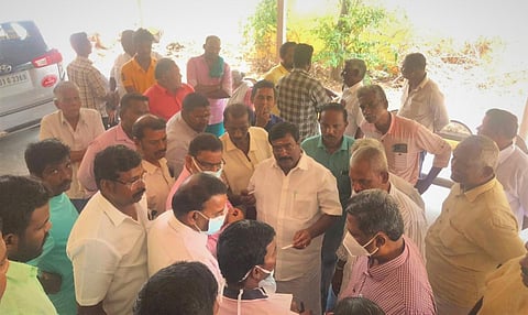 புதுச்சேரி | நோயாளிகளுக்கு சிகிச்சை அளிக்க மறுத்த விவகாரம் - ஆரம்ப சுகாதார நிலையம் முற்றுகை