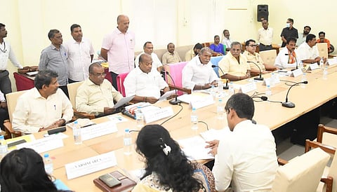 அதிகாரிகள் கூட்டத்தில் ரங்கசாமி