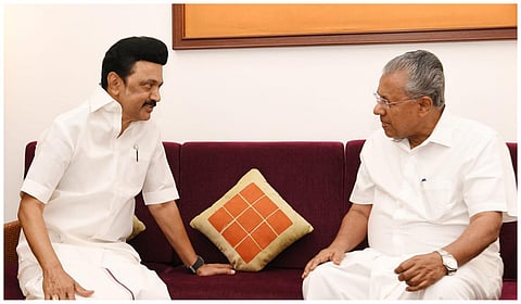 கேரள முதல்வர் பினராயி விஜயனுடன் தமிழக முதல்வர் மு.க.ஸ்டாலின் | கோப்புப்படம்