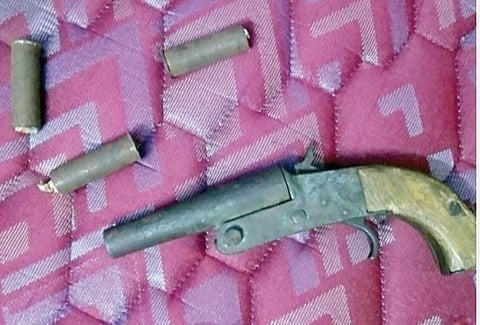 கைப்பற்றப்பட்ட துப்பாக்கி மற்றும் தோட்டாக்கள்.