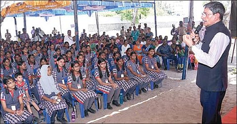 ராமேசுவரம் அருகே மரைக்காயர் பட்டினத்தில் உள்ள கேந்திரிய  வித்யாலயா பள்ளி மாணவர்களிடையே உரையாற்றிய ஆளுநர்  ஆர்.என்.ரவி. படம்: எல். பாலச்சந்தர்