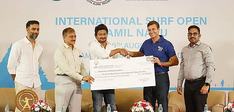 சர்வதேச அலைச்சறுக்கு ஓபன் போட்டி மாமல்லபுரத்தில் வரும் ஆகஸ்ட் 14 முதல் 20-ம் தேதி நடைபெற உள்ளது. இந்த போட்டி தொடர்பான அறிவிப்பு நிகழ்ச்சி சென்னையில் நேற்று நடைபெற்றது. இதில் போட்டியை நடத்துவதற்காக தமிழக அரசு சார்பில் ரூ.2.67 கோடிக்கான காசோலையை அமைச்சர் உதயநிதி ஸ்டாலின், இந்திய மற்றும் தமிழக அலைச்சறுக்கு சங்கத்தின் தலைவர் அருண் வாசுவிடம் வழங்கினார்.