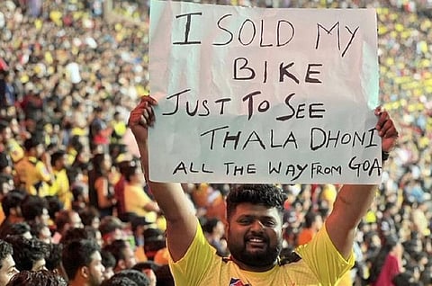 சமூக வலைதளத்தில் பகிரப்பட்டுள்ள தோனி ரசிகரின் படம்