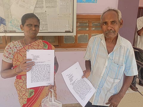 மனு அளிக்க வந்த தம்பந்தியினர்