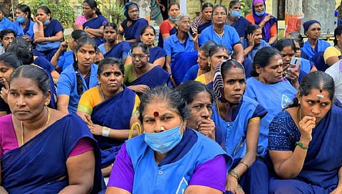 திருச்செங்கோடு அரசு மருத்துவமனையில் தூய்மைப் பணியாளர்கள் உள்ளிருப்பு போராட்டம்