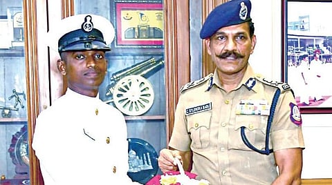 தமிழக கடலோரப் பாதுகாப்புக் குழுமம் நடத்திய இலவச பயிற்சி முகாமில் பயிற்சி பெற்று, இந்திய கடற்படை பணிக்குத் தேர்வாகிய தஞ்சை மீனவ இளைஞர் முத்துப்பாண்டிக்கு பூங்கொத்து கொடுத்துப் பாராட்டினார் டிஜிபி சைலேந்திர பாபு.