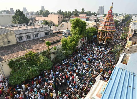 ஸ்ரீரங்கம் கோயிலில் சித்திரை தேரோட்டம் - ஆயிரக்கணக்கானோர் வடம் பிடித்து இழுத்தனர்