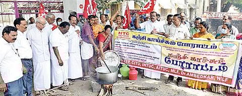 கோவை மேட்டுப்பாளையம் சாலையில் உள்ள முருகன் மில்ஸ் முன்பு நேற்று கஞ்சி காய்ச்சும் போராட்டத்தில் ஈடுபட்ட தொழிற்சங்கத்தினர். படம்: ஜெ.மனோகரன்