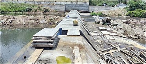 கேரள மாநிலம் அட்டப்பாடி அருகே சிறுவாணி ஆற்றின் குறுக்கே கட்டப்பட்டு வரும் தடுப்பணை.