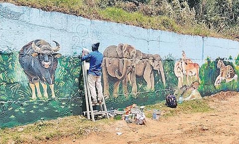 சுற்றுலா பயணிகளை கவரும் ‘உதகை 200’ ஓவியங்கள்