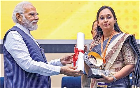 காஞ்சிபுரம் மாவட்டத்தில் ஜல்ஜீவன் திட்டத்தை சிறப்பாக செயல்படுத்திய மாவட்ட ஆட்சியர் ஆர்த்திக்கு டெல்லியில் நேற்று விருது வழங்கினார்  பிரதமர் நரேந்திர மோடி. படம்: பிடிஐ