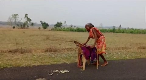 உச்சி வெயிலில் உடைந்த பிளாஸ்டிக் நாற்காலி உதவியுடன் வெறுங்காலில் நடந்து சென்ற மூதாட்டி சூர்யா ஹரிஜன்.