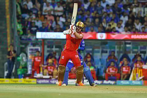 பந்தை பவுண்டரிக்கு விரட்டும் சாம் கர்ரன்