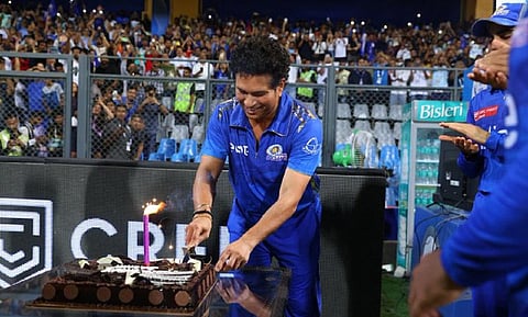 கேக் வெட்டும் சச்சின் டெண்டுல்கர்