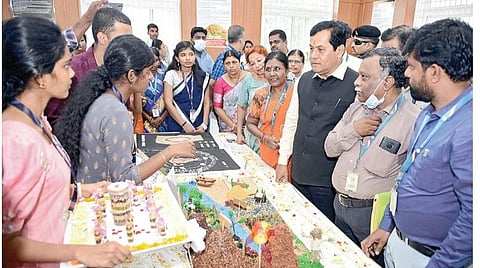 தேசிய சித்த மருத்துவ நிறுவனத்தில் நேற்று நடைபெற்ற மூலிகை,
சிறுதானியங்களின் கண்காட்சியை மத்திய அமைச்சர் சார்பானந்தா
சோனாவால் நேற்று தொடங்கி வைத்து பார்வையிட்டார். உடன்
நிறுவனத்தின் இயக்குநர் ஆர்.மீனாகுமாரி. படம்: எம்.முத்துகணேஷ்