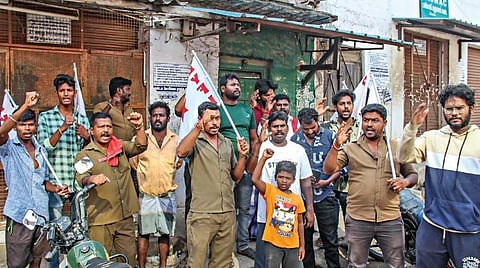 சேலம் பழைய பேருந்து நிலையம் அருகே அனுமதியின்றி செயல்படும் டாஸ்மாக் பாரை அகற்றக்கோரி போராட்டத்தில் ஈடுபட்ட இந்திய ஜனநாயக வாலிபர் சங்கத்தினர்.