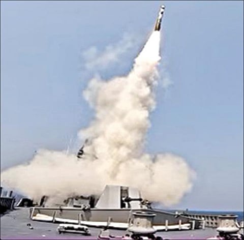 போர்க்கப்பலில் இருந்து ஏவப்பட்ட ஏவுகணை, நடுவானில் இலக்கை துல்லியமாக தாக்கி அழித்தது.