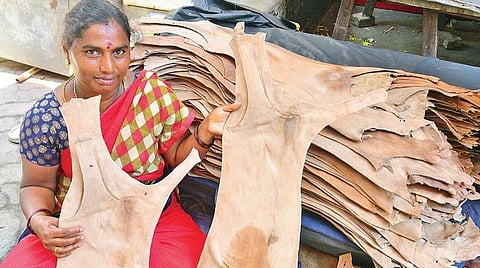 சித்திரை திருவிழாவில் கள்ளழகர் மீது தண்ணீர் பீய்ச்சியடிக்கும் தோப்பறைகள் விற்பனை மும்முரம்