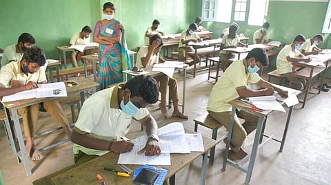 பிளஸ் 2 பொதுத்தேர்வு முடிவு தள்ளிப்போகிறதா?