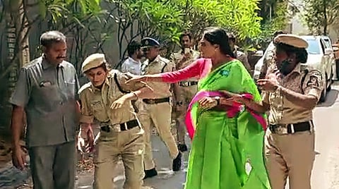 போலீஸாரை அடிக்கும் ஷர்மிளா