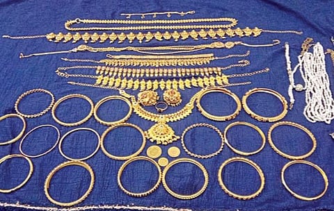 சென்னை உள்பட பல்வேறு இடங்களில் 25 ஆண்டுகளாக கொள்ளையில் ஈடுபட்ட ஆங்கிலோ இந்தியனான பிரபல கொள்ளையன் கைது செய்யப்பட்டுள்ளார்.  அவரிடமிருந்து பறிமுதல் செய்யப்பட்ட நகைகள்.