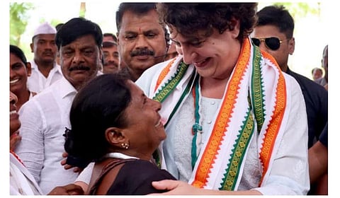 சாம்ராஜ்நகரில் நடைபெற்ற மகளிர் மாநாட்டில்  காங்கிரஸ் தொண்டருடன் பிரியங்கா காந்தி