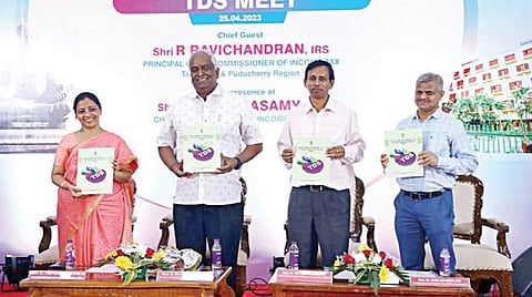 வருமான வரி பிடித்தம் தொடர்பாக தமிழில் உருவாக்கப்பட்டுள்ள கையேட்டை சென்னையில் நேற்று நடைபெற்ற நிகழ்ச்சியில் வெளியிட்டார் வருமான வரித் துறை தமிழ்நாடு மற்றும் புதுச்சேரி முதன்மை தலைமை ஆணையர் ஆர்.ரவிச்சந்திரன்.